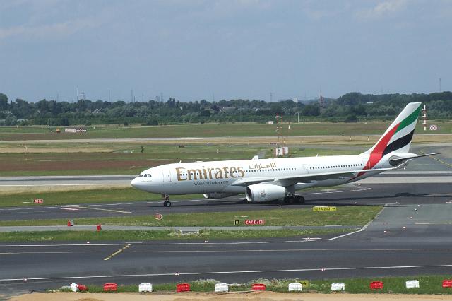 dscf1911.jpg - A6-EKX Emirates Airbus A330-243