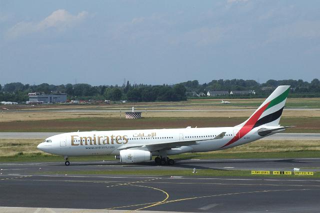 dscf1912.jpg - A6-EKX Emirates Airbus A330-243